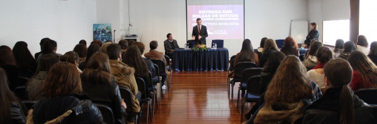 Autarquia entrega Bolsas de Estudo a alunos