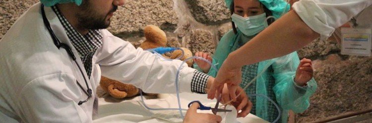 Hospital dos Pequeninos com médicos, crianças e bonecos