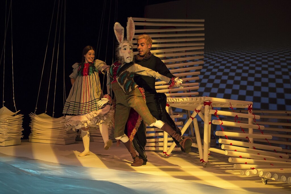 “Alice” para público escolar