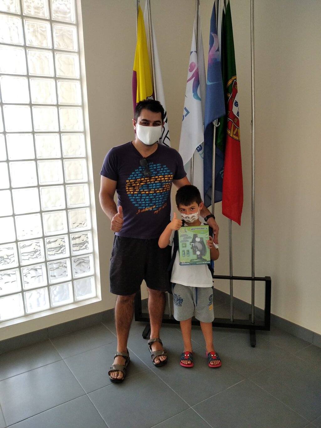 Mochilas e Microscópios para alunos