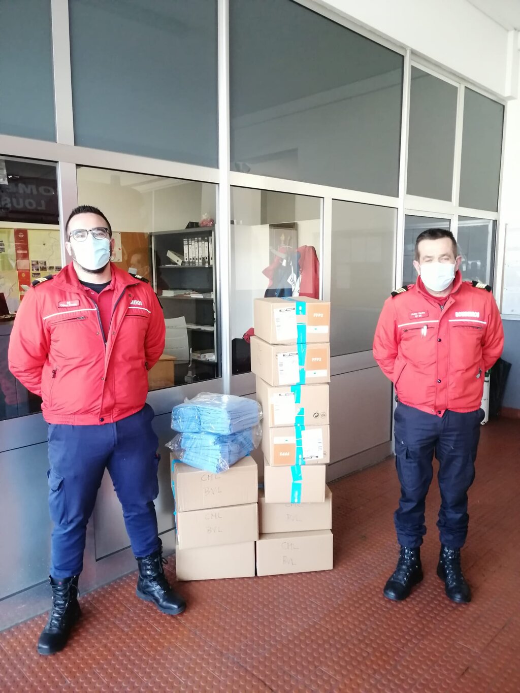 Município oferece equipamentos de proteção individual aos Bombeiros e GNR