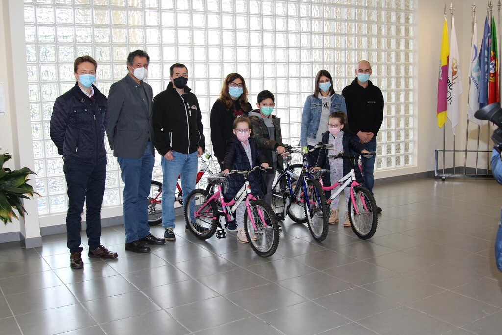 Entrega de bicicletas recuperadas a 20 crianças do concelho