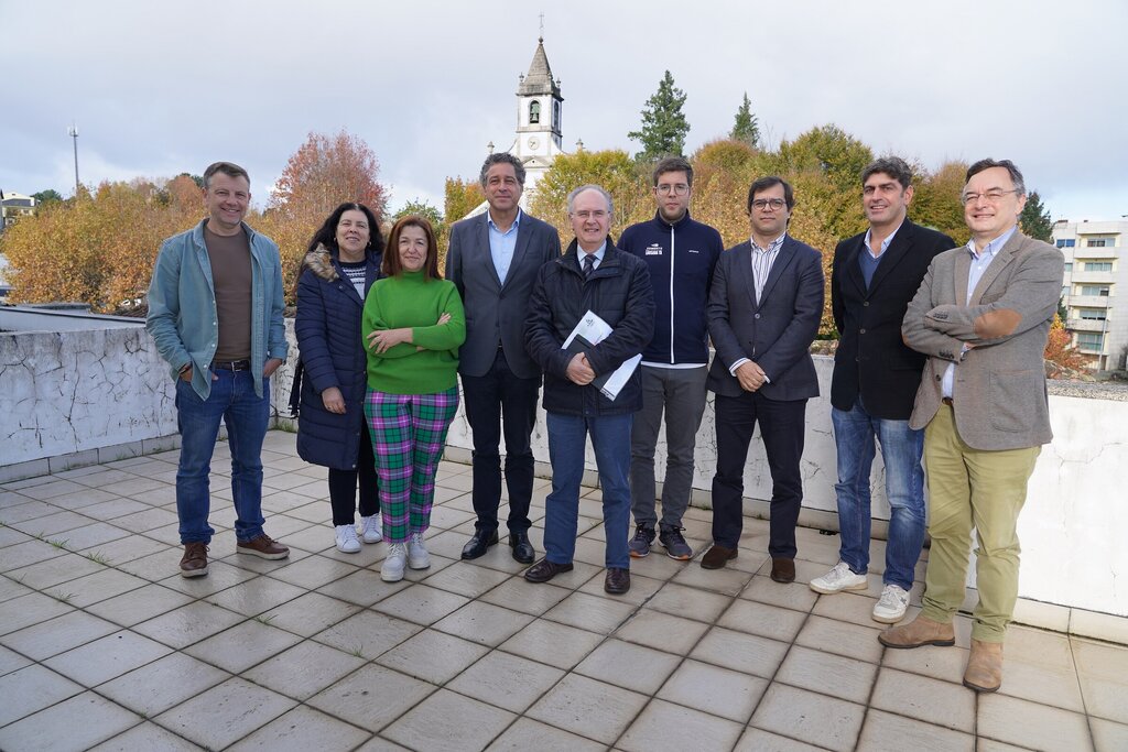 Alunos aprendem a jogar ténis na escola