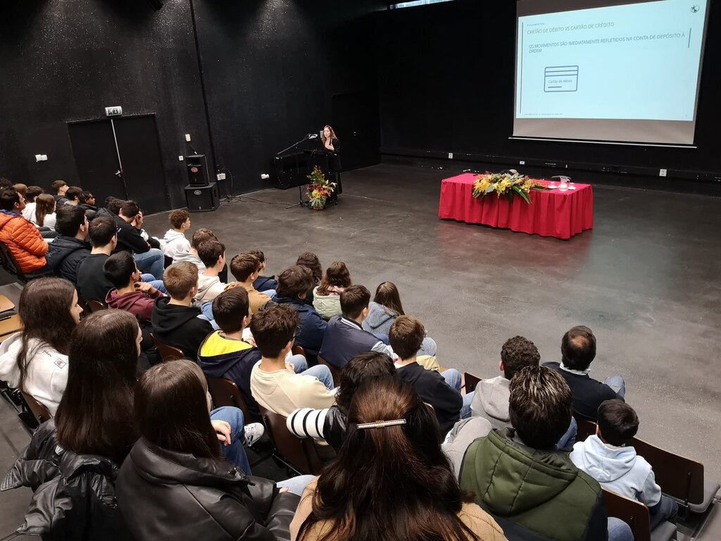 Formação nas escolas sobre questões financeiras