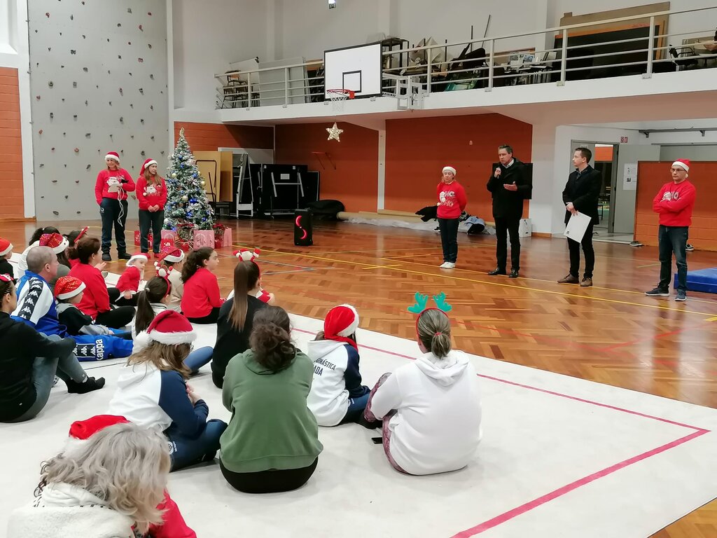 Entrega de equipamentos desportivos de ginástica