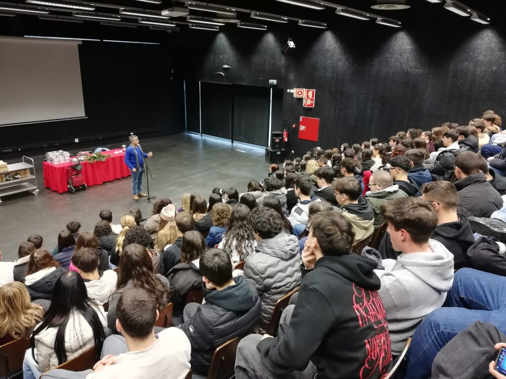 Livros “Dieta da Poesia” entregues a alunos do 12.º ano