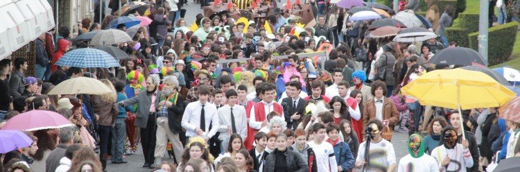 Desfile de Carnaval Escolar com 2000 alunos