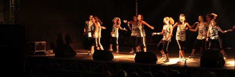 Dança na Praça juntou 500 jovens em palco