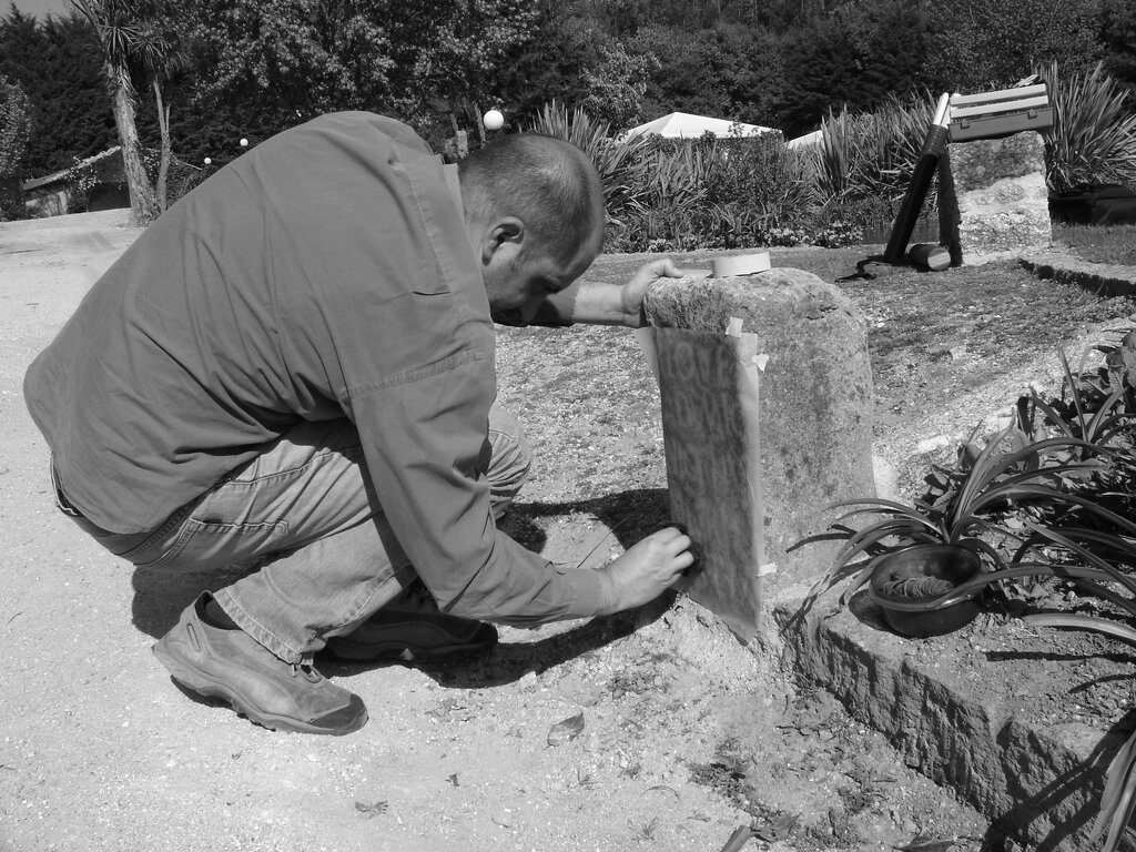 Trabalhos de levantamento e leitura da inscrição romana gravada na ara da Quinta de Santo Adrião (Silvares)